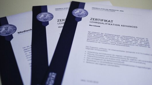 drei Zertifikate liegen gefächert übereinander