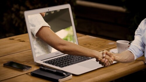 Helfende Hand kommt aus Laptop