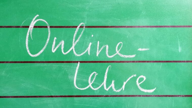 Online-Lehre geschrieben an der Tafel