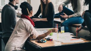 Studierende bei Gruppenarbeit