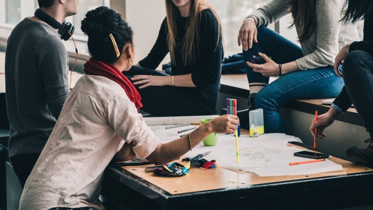 Studierende bei Gruppenarbeit